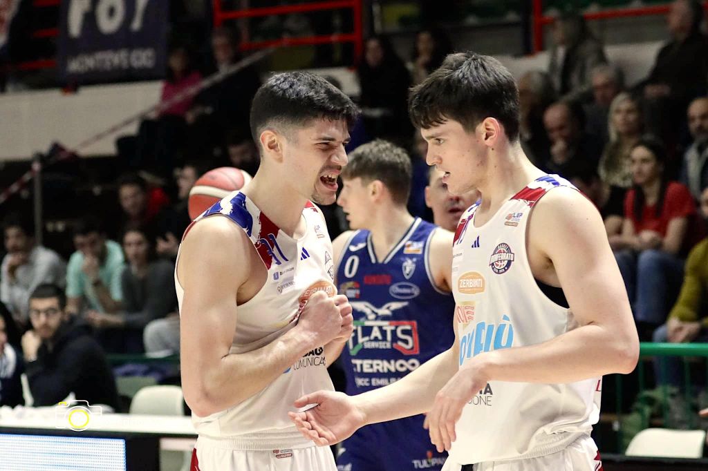 La Tezenis Verona è avanti 32-36 sulla Novipiù all'intervallo di metà match